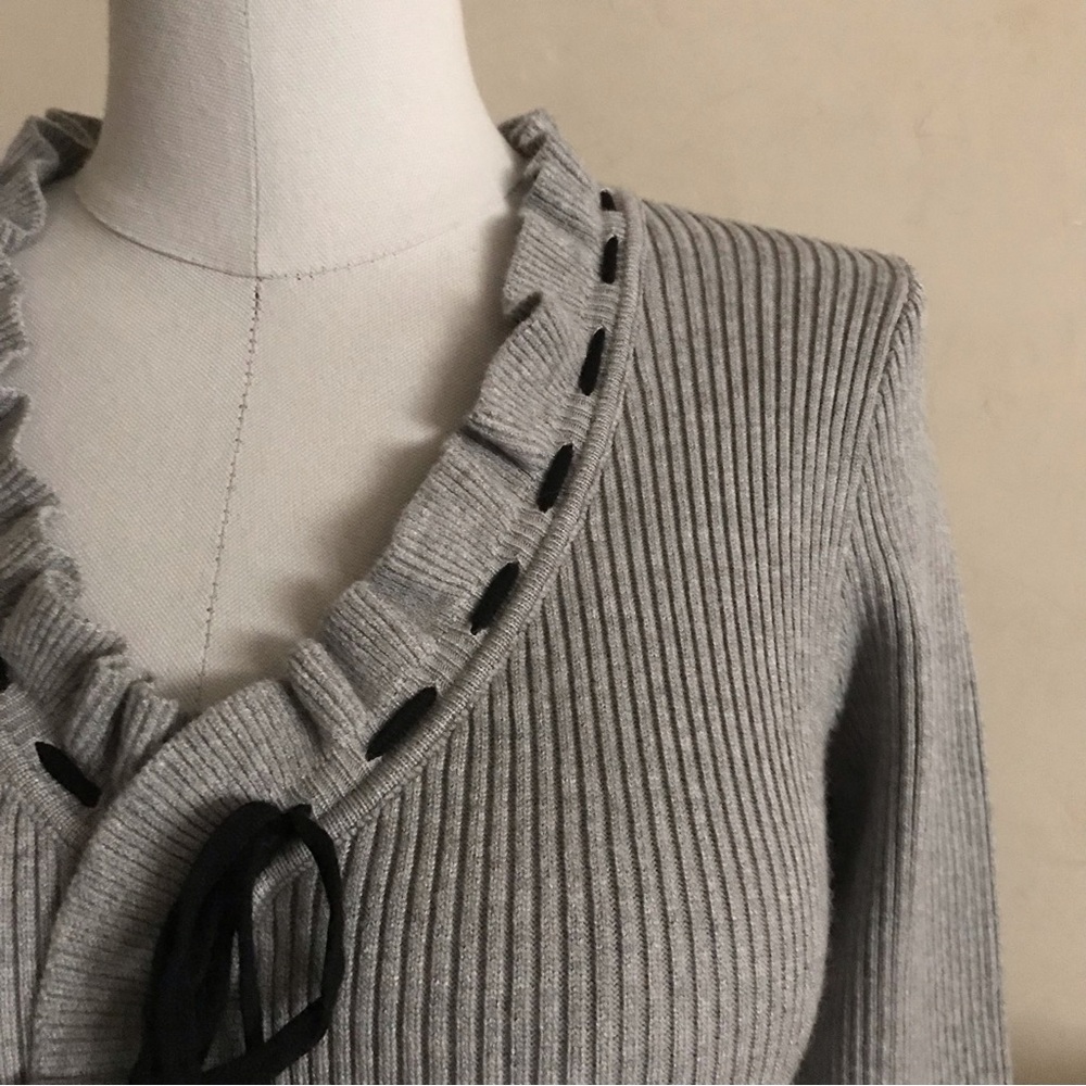 Gray Ribbed Knit Pullover - Picture 4 of 8